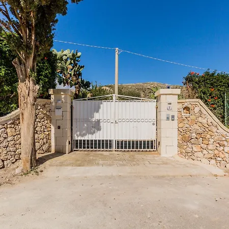Authentic Sicilian Charm, Pool, Sea View, Wi-fi & Parking Avola