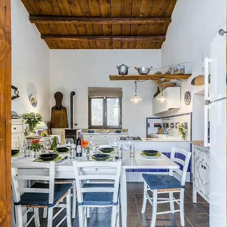 Authentic Sicilian Charm, Pool, Sea View, Wi-fi & Parking Avola